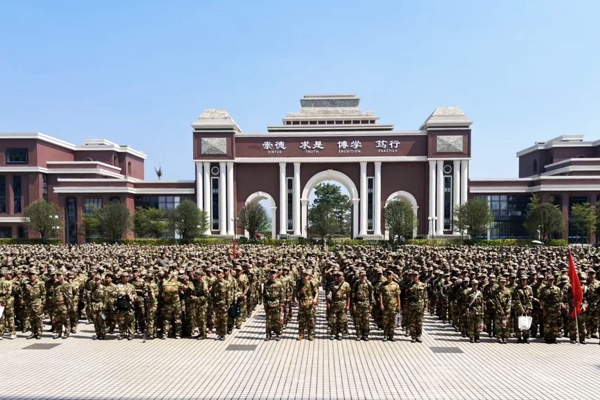 热血军旅荣光，绽放青春华章——广州华立学院药学院新生军训启幕